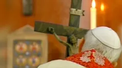 Pope John Paul II holds a crucifix carved by Stanisław Trafalski on Good Friday 2005 / Screenshot from TV Trwam.